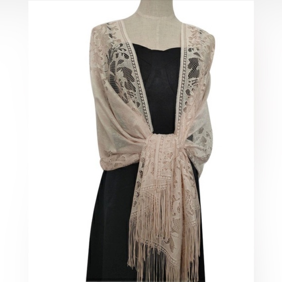 Gorgeous Cream Lace shawl/scarf/wrap with fringe detail - Picture 1 of 8